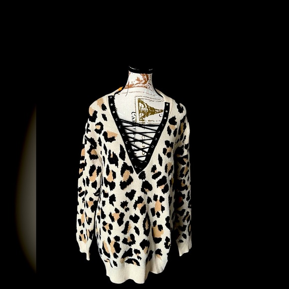 Entro Sweater - Picture 1 of 4